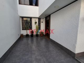 Foto 2 de Vendo Hermosa Y Moderna Casa En La Urb Primavera 210 M2 320,000 Dolares