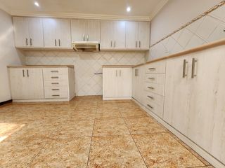 Foto 2 de En Cazhapata casa en venta de 3 pisos y 4 dormitorios I Cuenca