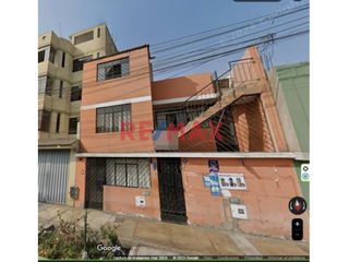 Foto 1 de Venta De Casa De 2 Pisos Frente A Parque De 139 Mts Cerca Al Mall De Comas