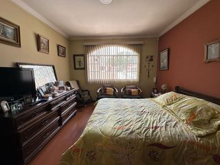 Foto 11 de Casa con 5 dormitorios en venta en el sector de Narancay en Cuenca