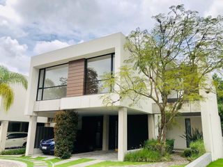 Foto 1 de Venta Casa a Estrenar en Cumbayá, Conjunto Residencial de 9 casas, 266M² C. 385 M² T. $310.000