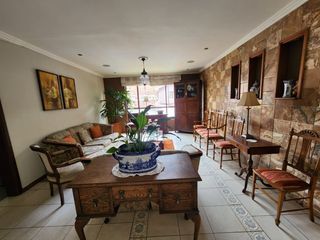 Foto 1 de Casa en venta de 2 pisos en el sector del Registro de la Propiedad de Cuenca