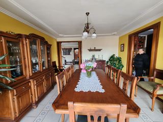 Foto 10 de Casa en venta de 2 pisos en el sector del Registro de la Propiedad de Cuenca