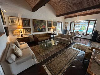 Foto 5 de LINDA CASA CON AMBIENTES SUPER AMPLIOS, RODEADA DE JARDINES