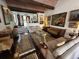 Foto 4 de LINDA CASA CON AMBIENTES SUPER AMPLIOS, RODEADA DE JARDINES