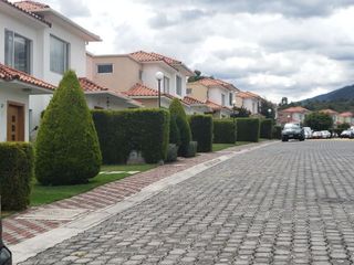 Foto 1 de Cumbaya, Sector Colegio Menor, casa completamente amoblada con panales solares