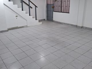 Foto 4 de SE VENDE ALMACEN CON OFICINAS EN Av. CAMPODONICO. URB. SANTA CATALINA. LA VICTORIA.