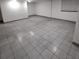 Foto 7 de SE VENDE ALMACEN CON OFICINAS EN Av. CAMPODONICO. URB. SANTA CATALINA. LA VICTORIA.