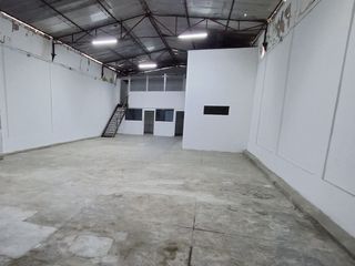 Foto 10 de SE VENDE ALMACEN CON OFICINAS EN Av. CAMPODONICO. URB. SANTA CATALINA. LA VICTORIA.
