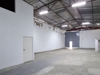 Foto 12 de SE VENDE ALMACEN CON OFICINAS EN Av. CAMPODONICO. URB. SANTA CATALINA. LA VICTORIA.