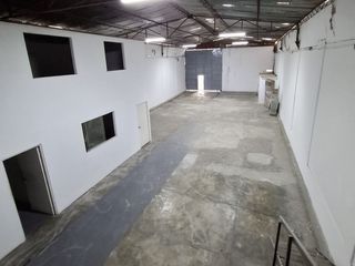 Foto 13 de SE VENDE ALMACEN CON OFICINAS EN Av. CAMPODONICO. URB. SANTA CATALINA. LA VICTORIA.