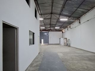 Foto 14 de SE VENDE ALMACEN CON OFICINAS EN Av. CAMPODONICO. URB. SANTA CATALINA. LA VICTORIA.