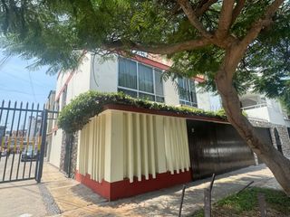 Foto 10 de Venta de Casa en Esquina Frente a Parque – Santa Catalina, La Victoria