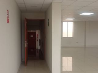 Foto 5 de EDIFICIO DE OFICINAS EN AV LA MOLINA CUADRA SIETE