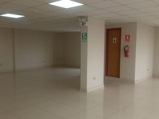 Foto 6 de EDIFICIO DE OFICINAS EN AV LA MOLINA CUADRA SIETE