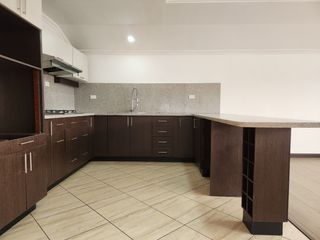 Foto 4 de Departamento en arriendo, Av Paucarbamba, Cuenca