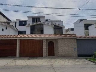 Foto 1 de VENTA CASA EN SURCO CERCA DE PARQUE