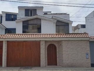 Foto 2 de VENTA CASA EN SURCO CERCA DE PARQUE