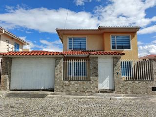 Foto 1 de Amplia casa independiente de arriendo en Sangolquí en Urbanización cerrada $600 incluida alícuota.
