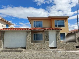 Foto 2 de Amplia casa independiente de arriendo en Sangolquí en Urbanización cerrada $600 incluida alícuota.