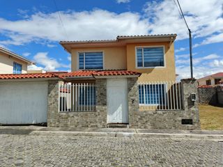 Foto 5 de Amplia casa independiente de arriendo en Sangolquí en Urbanización cerrada $600 incluida alícuota.