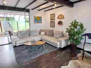 Foto 3 de Casa Moderna en Venta con espacios verdes