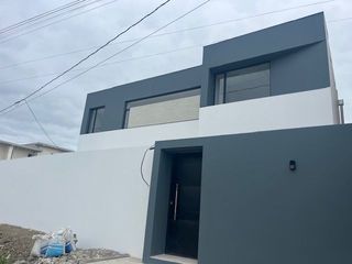 Foto 2 de CASA POR ESTRENAR EN VENTA EN ZONA DE ALTA PROYECCION EN PORTOVIEJO - DE OPORTUNIDAD