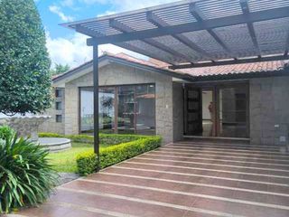 Foto 1 de Elegante villa en venta, áreas verdes, una sola planta, sector Puertas del Sol -  Cazhapata