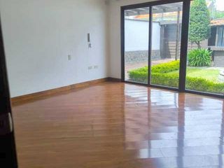 Foto 5 de Elegante villa en venta, áreas verdes, una sola planta, sector Puertas del Sol -  Cazhapata