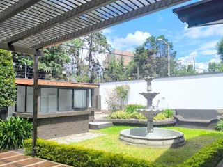Foto 2 de Elegante villa en venta, áreas verdes, una sola planta, sector Puertas del Sol -  Cazhapata