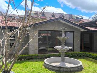 Foto 20 de Elegante villa en venta, áreas verdes, una sola planta, sector Puertas del Sol -  Cazhapata