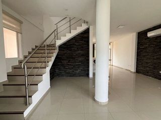 Foto 6 de VENTA CASA MODERNA 3 DORMITORIOS CONJUNTO MONTEBELLUNO SANTO DOMINGO ECUADOR