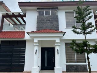 Foto 1 de VENTA CASA MODERNA 3 DORMITORIOS CONJUNTO MONTEBELLUNO SANTO DOMINGO ECUADOR