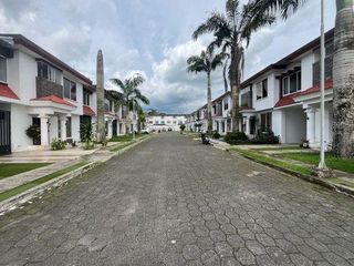 Foto 2 de VENTA CASA MODERNA 3 DORMITORIOS CONJUNTO MONTEBELLUNO SANTO DOMINGO ECUADOR