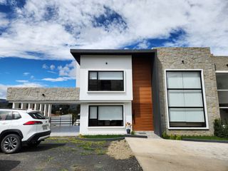 Foto 2 de En Venta Casa de lujo – Urbanización privada, Challuabamba - Cuenca