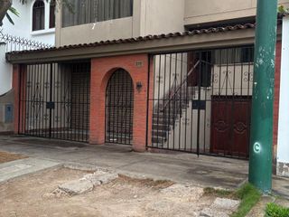Foto 2 de ¡Ubicadisima Casa en Venta! - Frente a Parque Surco