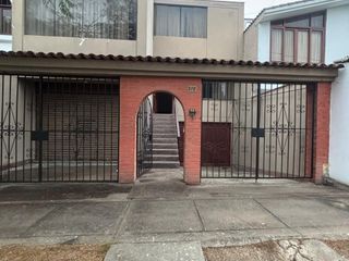 Foto 3 de ¡Ubicadisima Casa en Venta! - Frente a Parque Surco