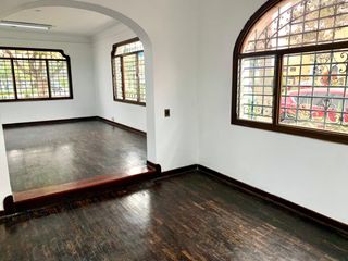 Foto 2 de ALQUILER DE HERMOSA CASA FRENTE A PARQUE EN SANTA BEATRIZ – LIMA CENTRO
