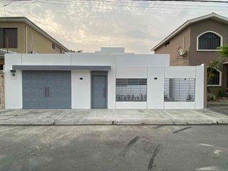 Foto 1 de Venta de casa de una planta  Urbanización Puerto Azul vía a la costa
