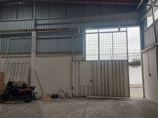 Foto 2 de Se Alquila Galpón Cubierto de 400m2 Esquinero Nuevo, cerca a la Av. La Ferroviaria