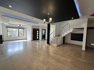 Foto 5 de Casa En Venta de 3 dormitorios con frente a la vía sector Medio Ejido - Cuenca