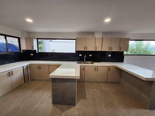 Foto 1 de Casa nueva En Venta en Urbanización Privada en Challuabamba - Cuenca