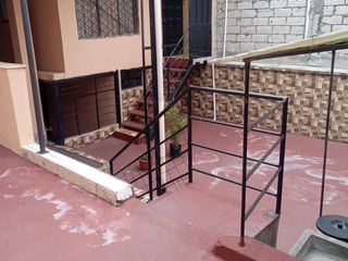 Foto 9 de CHIMBACALLE, vendo Propiedad rentera, 3 departamentos y una suite, 2 estacionamientos, patio