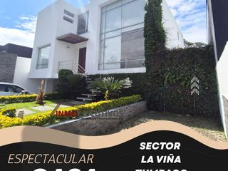 Foto 1 de Moderna casa de venta en Cumbayá, sector la Viña.