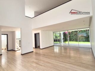 Foto 3 de Moderna casa de venta en Cumbayá, sector la Viña.