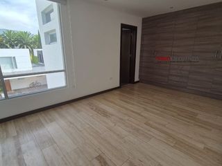 Foto 14 de Moderna casa de venta en Cumbayá, sector la Viña.