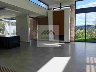 Foto 5 de Hermosa casa de lujo en Tarqui, está en urbanización privada, acabados de lujo , zona de alta plusvalía, 4 habitaciones.
