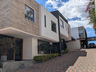 Foto 3 de RENTA CASA 3 DORMITORIOS AMOBLADA EN NAYON DENTRO DE URBANIZACION ALTA VISTA EN NAYON CON SEGURIDAD 24/7