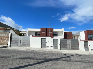 Foto 3 de SE VENDE CASA A ESTRENAR EN POMASQUI (240m2)