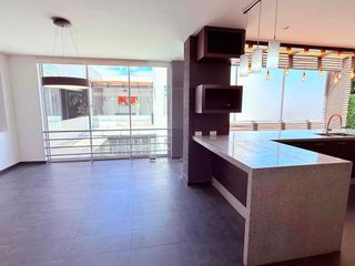 Foto 7 de Renta departamento moderno 2 cuadras de la Plaza de Cumbaya